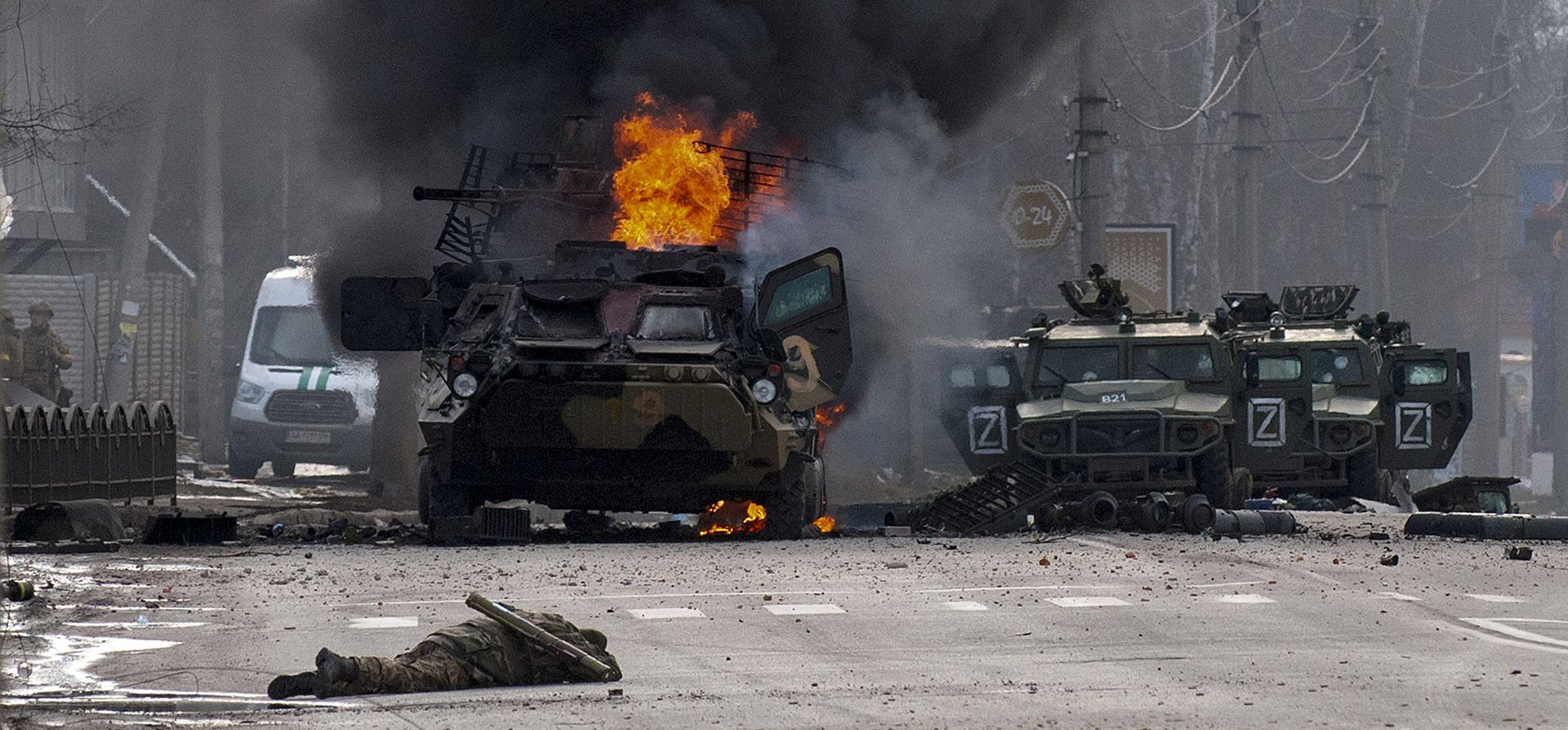 El cuerpo de un soldado ruso yace en el suelo frente a vehículos blindados abandonados después de los combates en Kharkiv, Ucrania. Foto: AP