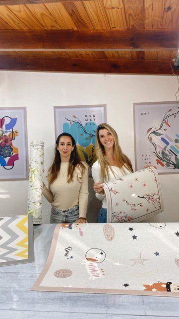 Dos mujeres trajeron la venta de alfombras vinílicas al corazón de Funes 