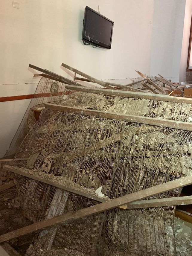 Se cayó el techo del centro único de atención y el conmutador telefónico.