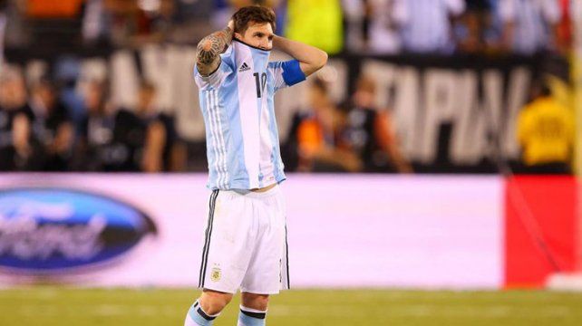 Lionel Messi recibió fuertes críticas en la selección y hasta llegó a renunciar.&nbsp;