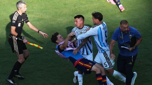 Final caliente tras el título de España: Paredes agarró del cuello a Eric García y Scaloni tuvo que intervenir