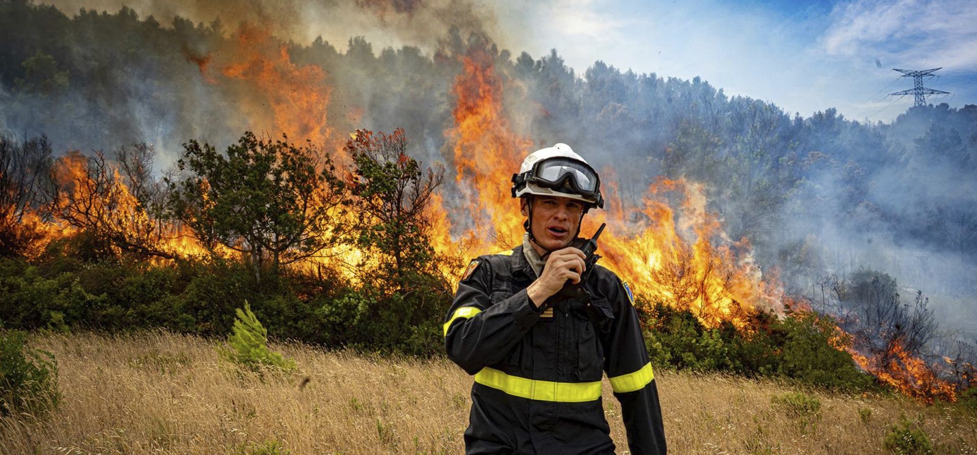 Un rescatista de la Securité Civile junto al incendio forestal cerca de Saint-Laurent-de-la-Cabrerisse, en el sur de Francia, el miércoles 6 de agosto de 2025. (Securité Civile vía AP) Un rescatista de la Securité Civile junto al incendio forestal cerca de Saint-Laurent-de-la-Cabrerisse, en el sur de Francia, el miércoles 6 de agosto de 2025. (Securité Civile vía AP)