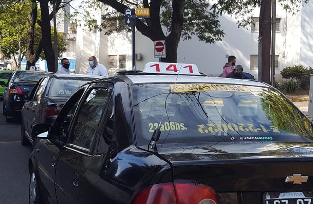Juntos por el Cambio pidió informes sobre los permisos de taxis y remises autoconvocados frente al Concejo.&nbsp;Foto: archivo UNO Santa Fe.