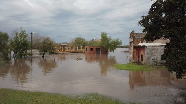 Por las intensas lluvias se desbordó el arroyo Las Conchas y debieron poner a resguardo la histórica balsa. Una vivienda está en riesgo