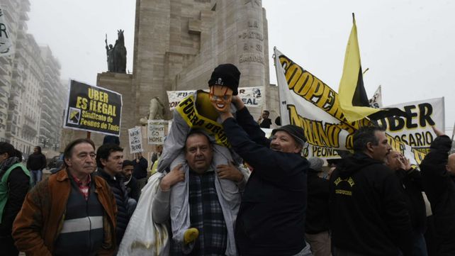 Los taxistas marcharon en caravana hacia el Monumento contra la llegada de Uber