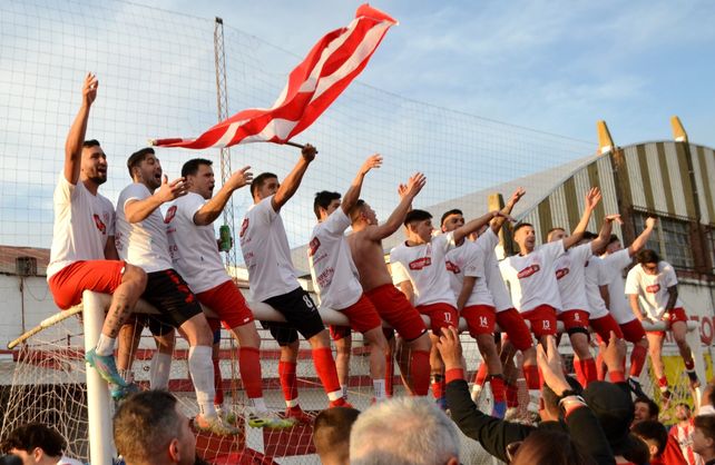 Así festejaron los protagonistas la conquista del Apertura de la Liga Deportiva del Sur.