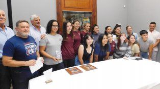 Cha Roga recibió su reconocimiento por haber sido campeón del Regional del Litoral Femenino.