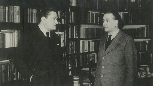 Peyrou y su gran amigo Jorge Luis Borges con libros de fondo