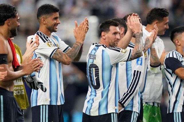 Cuti Romero junto a Lionel Messi tras la victoria de Argentina sobre Austria.