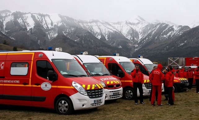 Los equipos rescatistas en los Alpes franceses inician el trabajo de búsqueda de las víctimas y restos del fuselaje.