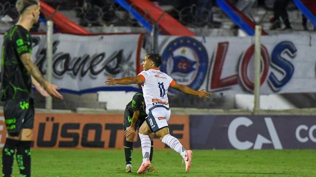 Marín viene de anotar el gol del triunfo en el partido contra Sarmiento