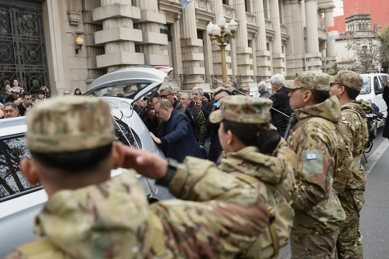 La Capital | Entre lágrimas y abrazos, la despedida de Rubén Rada reunió a la familia malvinera