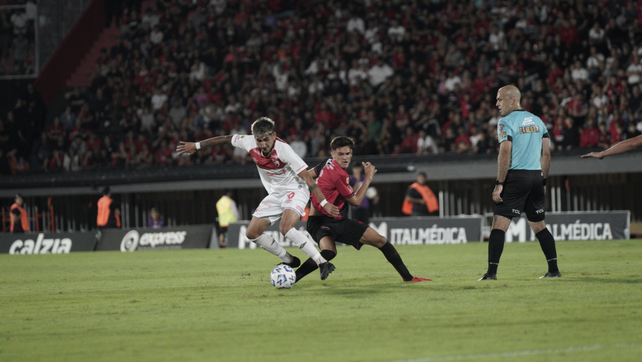 Tomás Jacob persigue a Alan Lescano en el empate de Newell’s contra Argentinos. La Lepra tuvo un 37 por ciento de posesión.
