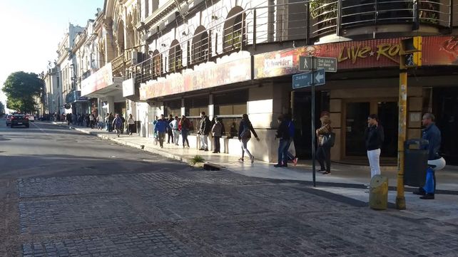 Hay largas colas en los bancos para cobrar jubilaciones y AUH