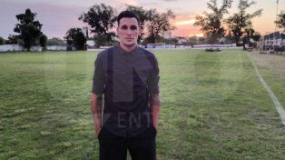 Leonardo Acosta, ahora como presidente del Club Universitario, posa con felicidad sobre el verde césped donde supo desplegar su fútbol años atrás.