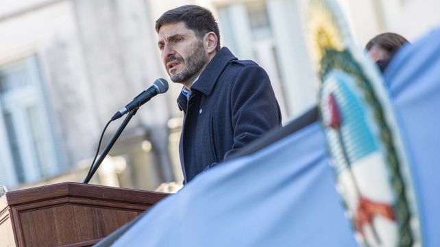 El gobernador Maximiliano Pullaro encabezó el acto por el 25 de Mayo en la ciudad de Santa Fe.&nbsp;