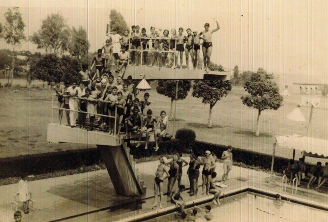 Los jóvenes de esa época en el trampolín de la sede central de Estudiantes disfrutando de un verano.