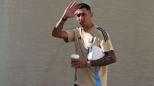 La mirada fija en su aliada de toda la vida. Angel Di María se despide de la selección argentina y solo se habla de él.