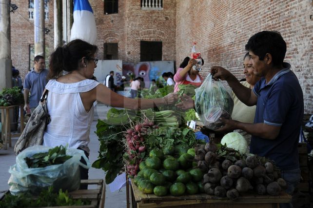 Muchos vecinos se acercaron hasta el Mercado El Progreso para ver los productos que se estabn ofreciendo.