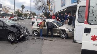 Violento choque en barrio Los Hornos