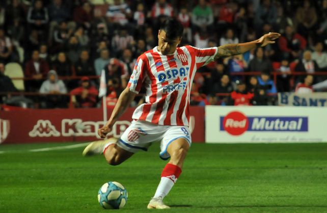 Unión tiene en Walter Bou a uno de los que más patea al arco en la Superliga