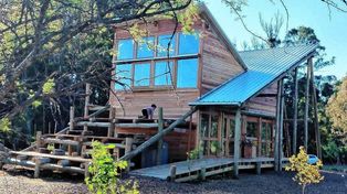 Una escuela que enseña a vivir en armonía con el entorno natural