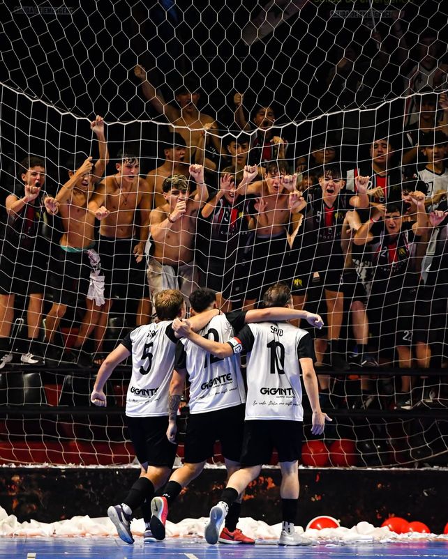 El festejo de los chicos de Argentino Sirio.