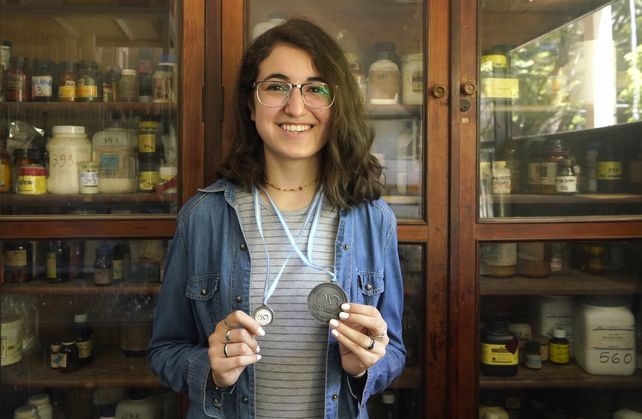 Melany muestra sus medallas, fruto de su esfuerzo y pasión por la química.