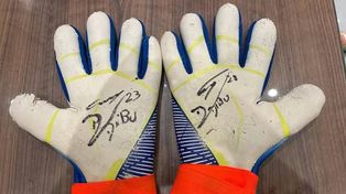 Los guantes del Dibu Martínez fueron rematados en 45 mil dólares que irán al Hospital Garrahan.
