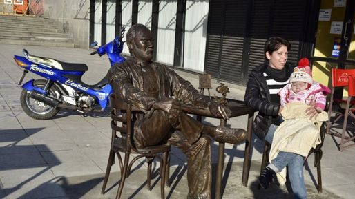 Mirá la nueva estatua del Negro Fontanarrosa en Rosario
