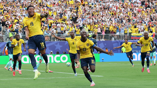 Gonzalo Plata salta más alto que ninguno. El delantero anotó y le dio la victoria a Ecuador por 2 a 1.