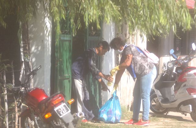 Los camiones unimog del Ejército Argentino ingresando con bolsones de alimentos y limpieza a los barrios&nbsp;del cordón oeste santafesino.