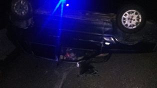 Tres personas resultaron heridas tras volcar un auto en la ruta nacional 18