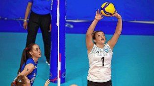 La santafesina, Emma Williner, de Gimnasia y Esgrima, en plena acción ante Serbia.