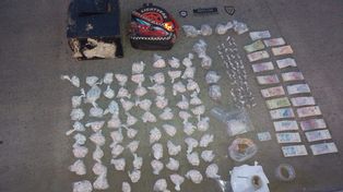 Parte de lo secuestrado a tres vendedores de drogas e zona oeste.