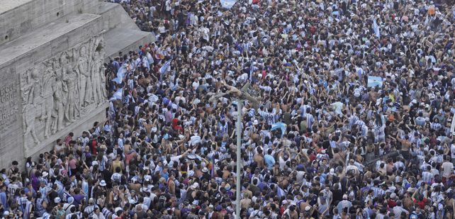 M&aacute;s de 700.000 personas se acercaron al Monumento, calles y plazas de Rosario y el pa&iacute;s para festejar el triunfo ante Francia, y la tercera estrella.
