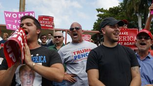 A votar. Partidarios del candidato republicano esperan el acto de campaña de su líder en la ciudad de Miami.
