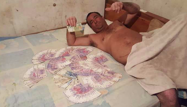 Un concejal publicó una foto en donde se lo ve semidesnudo y rodeado de billetes