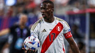 Luis Advíncula podría ser baja en Perú.