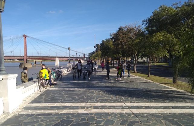 Tras 64 días de aislamiento, los santafesinos volvieron a caminar por la costanera de una forma inusual