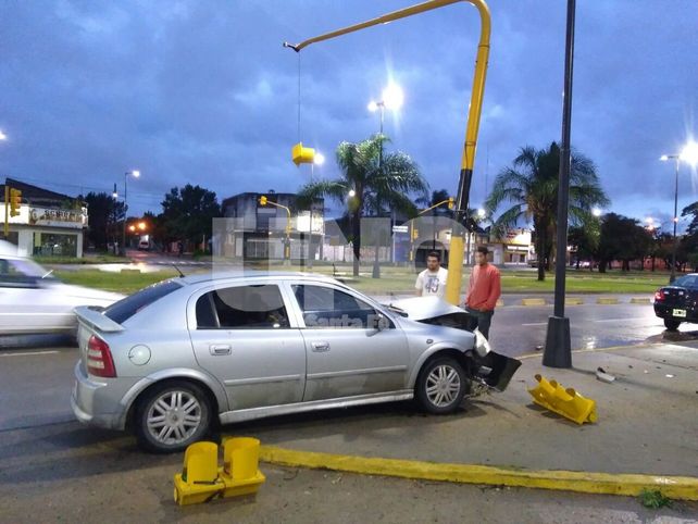 Chocó contra una columna frente al cementerio municipal y falleció