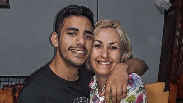 Agustín junto a su mamá
