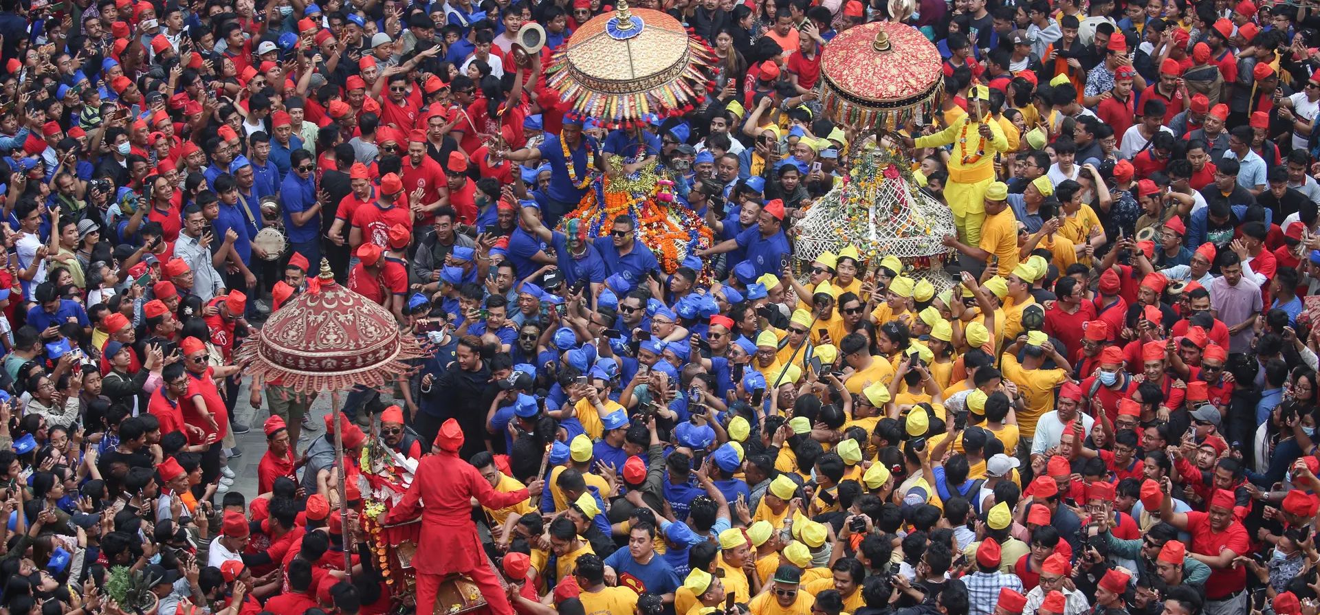 La gente de la comunidad Newari lleva carros de tres diosas: Kankeshwori, Bhadrakali y Sankata, durante un festival religioso, Katmandú, Nepal. Fotografía: Sunil Sharma/Zuma Press/Rex/Shutterstock La gente de la comunidad Newari lleva carros de tres diosas: Kankeshwori, Bhadrakali y Sankata, durante un festival religioso, Katmandú, Nepal. Fotografía: Sunil Sharma/Zuma Press/Rex/Shutterstock
