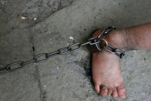 China: un nene de 11 años vive encadenado como un perro