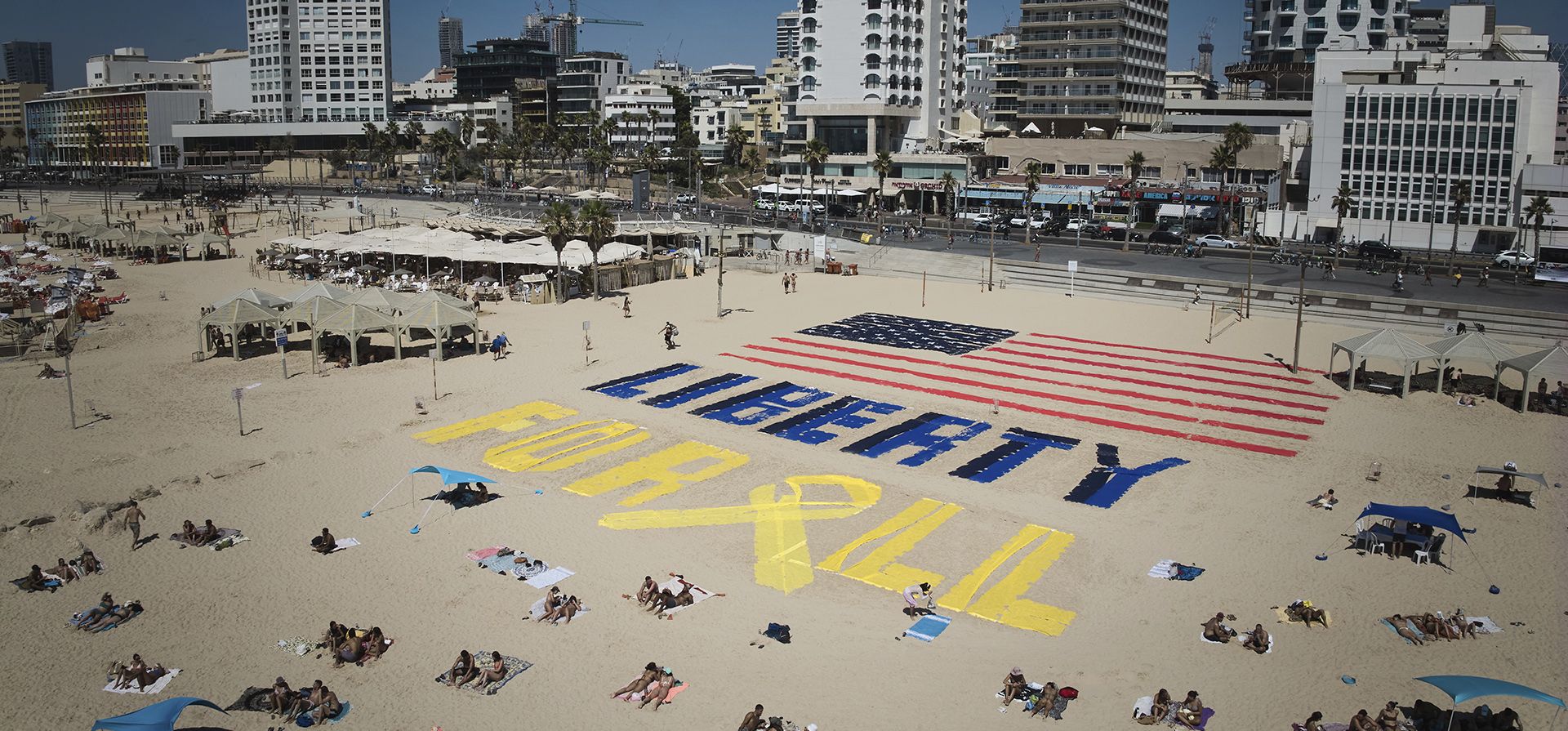 Una instalación con la bandera estadounidense y el mensaje Una instalación con la bandera estadounidense y el mensaje