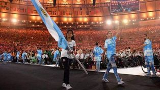 Orgullo. La rosarina Yanina Martínez lleva con emoción la bandera argentina.