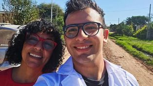 MADRE e HIJO. Una postal de Marcela Acuña y César Sena en la provincia de Chaco.