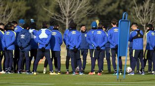 Central: Tevez le abrió las puertas a la prensa en la práctica previa a su debut como DT