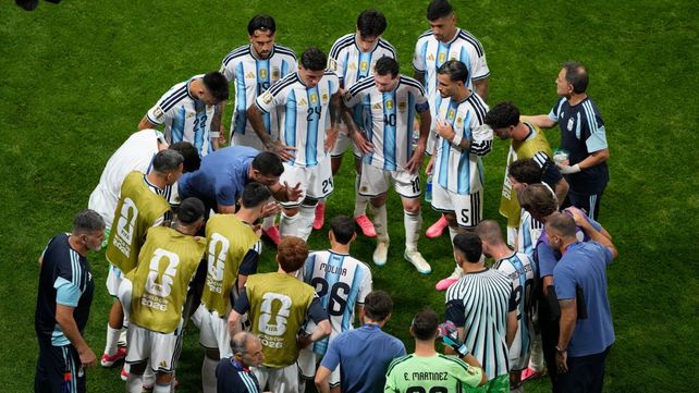 Las indicaciones de Scaloni en la pausa para hidratación