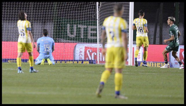 Jorge Broun y sus compañeros sufren el gol de Sarmiento. Fue 1 a 0 el resultado final.